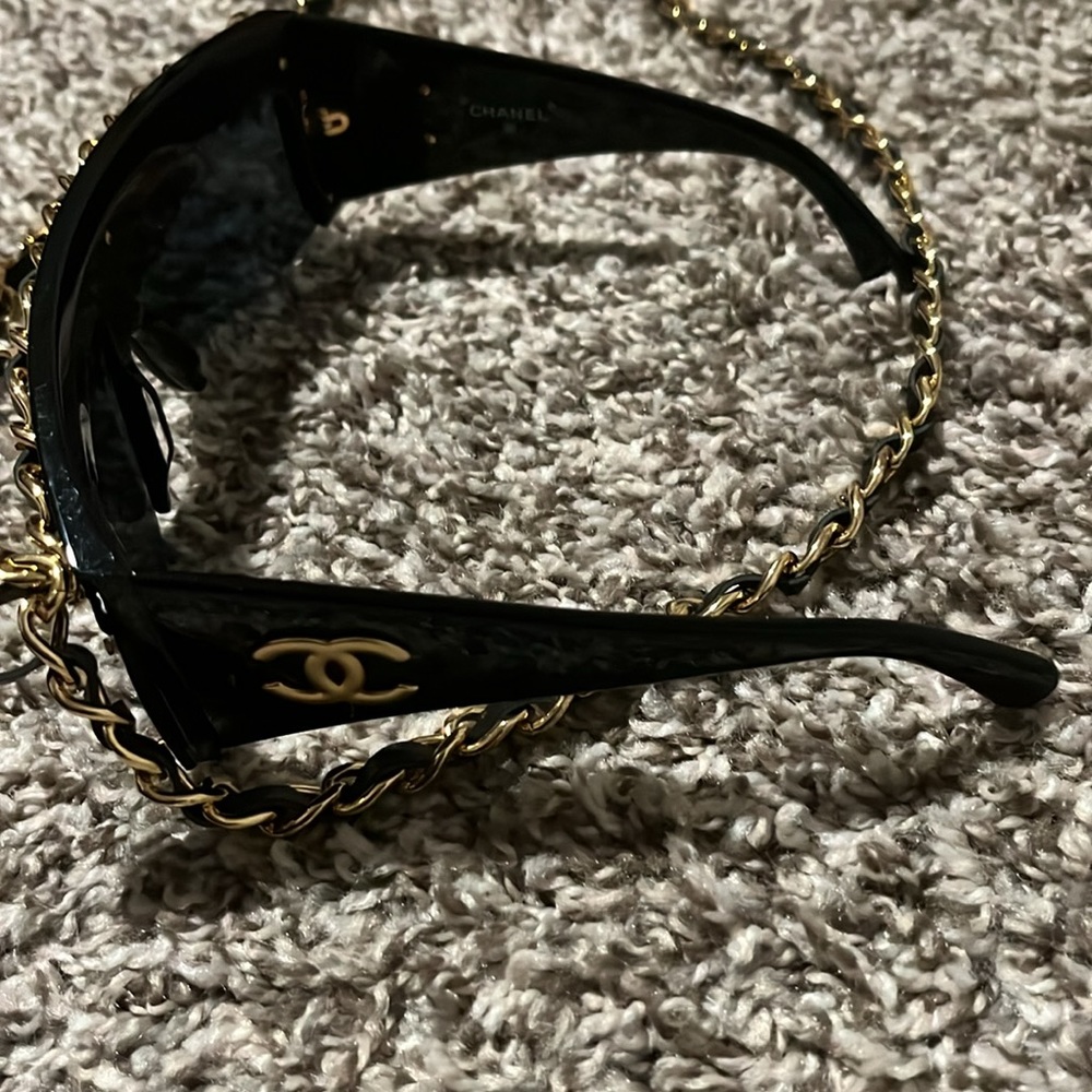 Authentic vintage Chanel sunglasses with leather gold chain - Picture 5 of 12